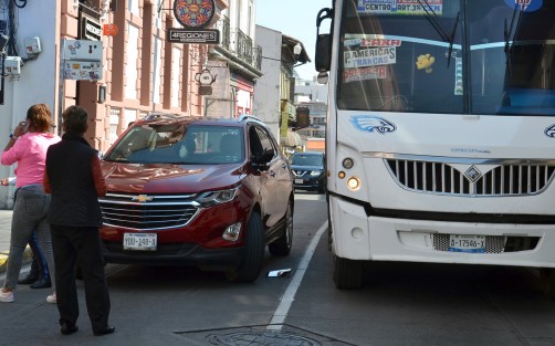 Un ligero incidente de tránsito entre un vehículo particular y un autobús del Servicio Urbano de Xalapa en el inicio de la calle Xalapeños Ilustres, provocó que la vialidad en el centro de la ciudad se complicara un poco mientras los automovilistas no optaron a usar la vía alterna por las calles Mata y Zamora. 