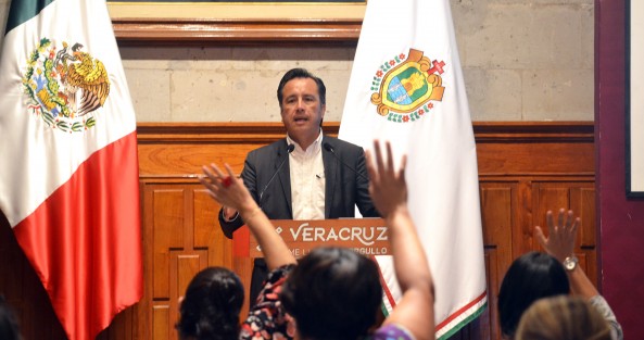 El gobernador Cuitláhuac García explicó que no desaparecerá el programa de Escuelas de Tiempo Completo, sino que habrá un cambio de esquema en la distribución de recursos federales, lo que se irá acomodando poco a poco. 