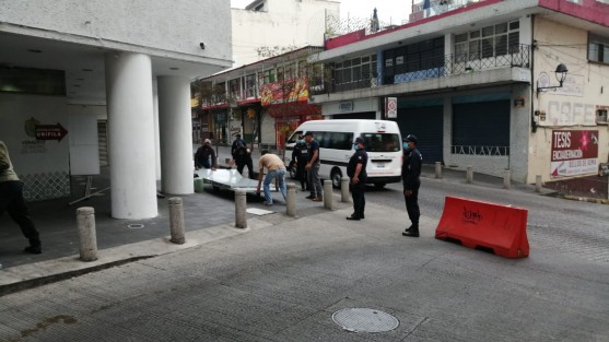 Desde temprana hora comenzó la colocación de protección en negocios del centro de la ciudad de Xalapa ante la marcha de mujeres por la conmemoración de Día de la Mujer.