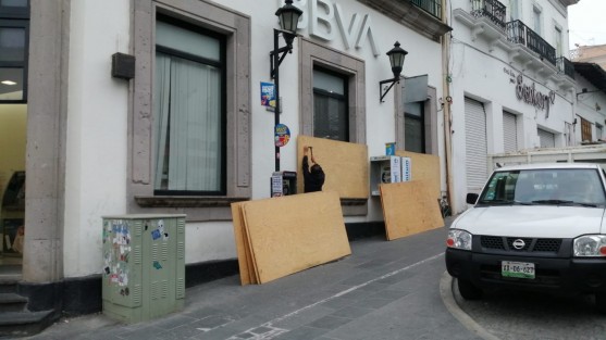 Desde temprana hora comenzó la colocación de protección en negocios del centro de la ciudad de Xalapa ante la marcha de mujeres por la conmemoración de Día de la Mujer.