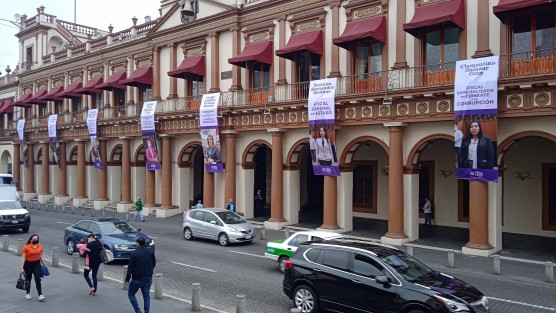 En Palacio de Gobierno fueron colgados unos pendones con  fotos de mujeres que encabezan algunas dependencias del Gobierno de Veracruz.
