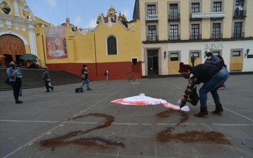  La activista Wendy realizó el performance <em>El amor no debe doler</em>, contra la violencia doméstica que se dio sobre todo durante la pandemia del Covid-19. Condenó los 22 feminicidios y 106 desapariciones forzadas de mujeres.