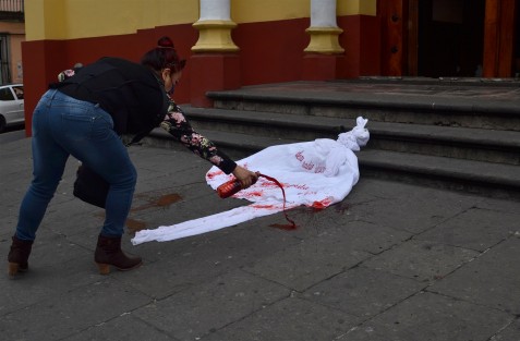  La activista Wendy realizó el performance <em>El amor no debe doler</em>, contra la violencia doméstica que se dio sobre todo durante la pandemia del Covid-19. Condenó los 22 feminicidios y 106 desapariciones forzadas de mujeres.