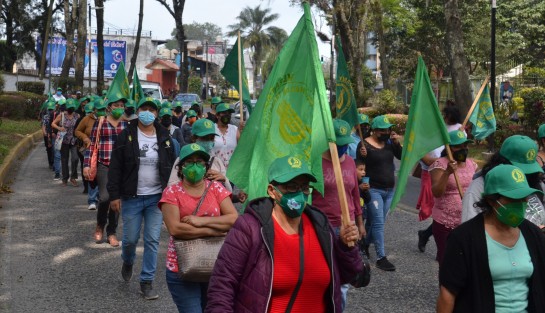Miembros de Unión Nacional de Trabajadores Agrícolas  (UNTA VERACRUZ) marcharon desde el Monumento a la Madre, hasta la Plaza Lerdo, para exigir sean respetados los derechos a las mujeres.