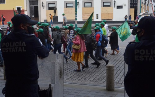 Miembros de Unión Nacional de Trabajadores Agrícolas  (UNTA VERACRUZ) marcharon desde el Monumento a la Madre, hasta la Plaza Lerdo, para exigir sean respetados los derechos a las mujeres.