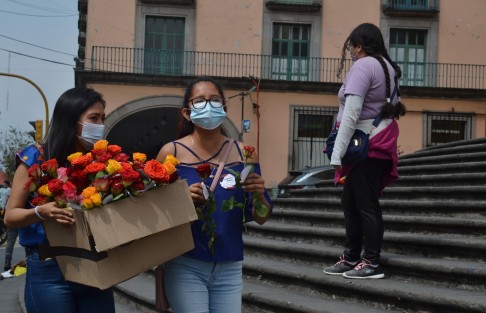 Un grupo de jóvenes pertenecientes a Inspirando Mujeres, obsequió rosas en centro de la ciudad de Xalapa este Día Internacional de la Mujer.