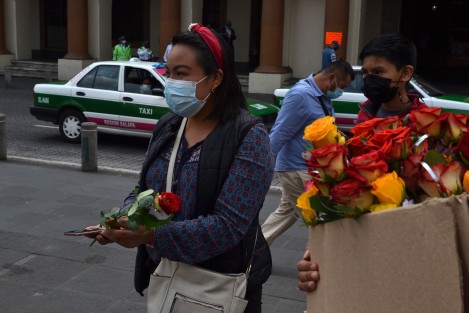 Un grupo de jóvenes pertenecientes a Inspirando Mujeres, obsequió rosas en centro de la ciudad de Xalapa este Día Internacional de la Mujer.