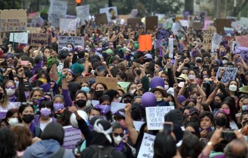 Miles de feministas marcharon en Xalapa, la capital de Veracruz. Colocaron fotografías de presuntos violadores en el Monumento a la Madre e hicieron pintas en monumentos históricos, religiosos y oficinas gubernamentales. 