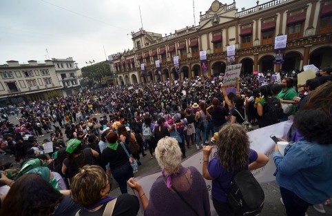 Miles de feministas marcharon en Xalapa, la capital de Veracruz. Colocaron fotografías de presuntos violadores en el Monumento a la Madre e hicieron pintas en monumentos históricos, religiosos y oficinas gubernamentales. 