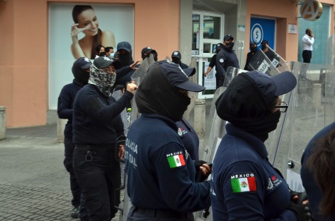 Cientos de policías fueron desplegados en la ciudad de Xalapa para resguardar las iglesias, Palacio Municipal, Palacio de Gobierno y otras oficinas gubernamentales, durante la manifestación. 