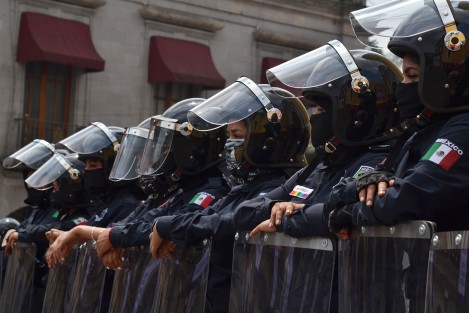 Cientos de policías fueron desplegados en la ciudad de Xalapa para resguardar las iglesias, Palacio Municipal, Palacio de Gobierno y otras oficinas gubernamentales, durante la manifestación. 