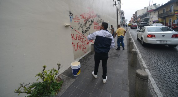 Esta mañana, empleados de la Secretaría de Gobierno cubrían con pintura las pintas realizadas durante la marcha por el Día Internacional de las Mujeres.