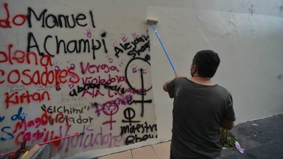 Esta mañana, empleados de la Secretaría de Gobierno cubrían con pintura las pintas realizadas durante la marcha por el Día Internacional de las Mujeres.
