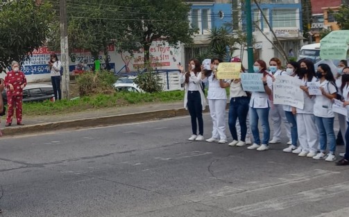 Estudiantes de la Facultad de Enfermería de la UV se manifestaron para exigir prácticas presenciales, preocupados por la deficiente preparación que están recibiendo en una carrera como la suya. 