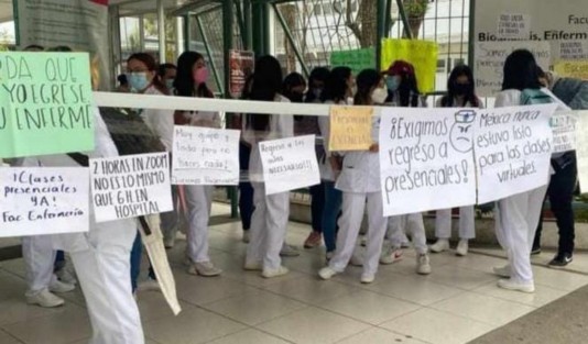 Los estudiantes dicen que incluso con las prácticas virtuales deben realizarlas con lo que tienen en casa, como muñecos de peluche, y no se están preparando para poder atender a pacientes reales.