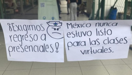 Los estudiantes dicen que incluso con las prácticas virtuales deben realizarlas con lo que tienen en casa, como muñecos de peluche, y no se están preparando para poder atender a pacientes reales.