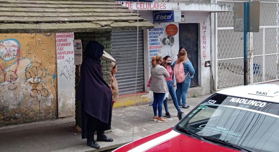 Médico de la peste negra espera su autobús. 