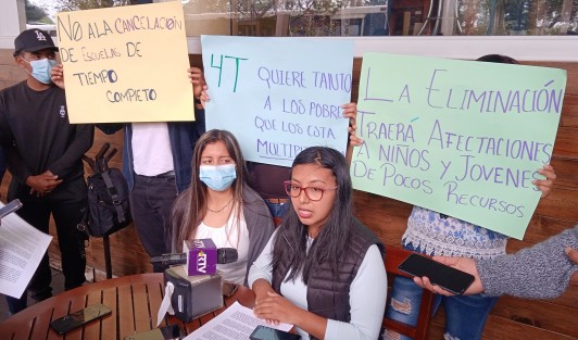 Jóvenes antorchistas del FNERRR expresaron su descalificación a la medida de las autoridades de la SEP de eliminar las escuelas de tiempo completo. 