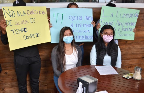 Jóvenes antorchistas del FNERRR expresaron su descalificación a la medida de las autoridades de la SEP de eliminar las escuelas de tiempo completo. 