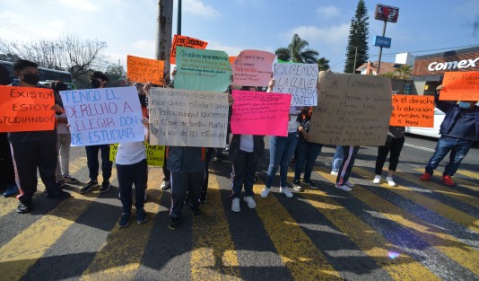 Padres de familia y alumnos de la escuela Telesecundaria Práctica Anexa de la Normal Veracruzana, bloquearon cuatro carriles del bulevar Xalapa-Banderilla para exigir la clave de la institución.