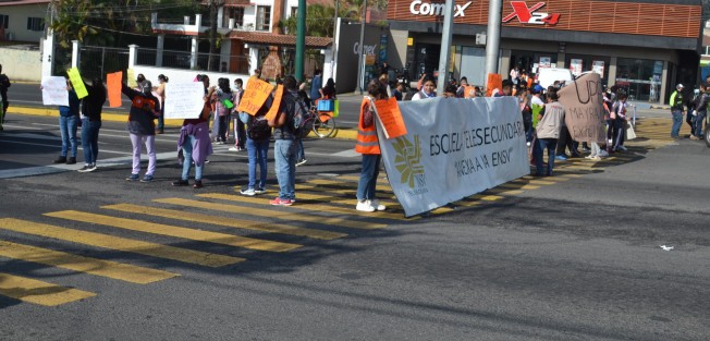 Padres de familia y alumnos de la escuela Telesecundaria Práctica Anexa de la Normal Veracruzana, bloquearon cuatro carriles del bulevar Xalapa-Banderilla para exigir la clave de la institución.