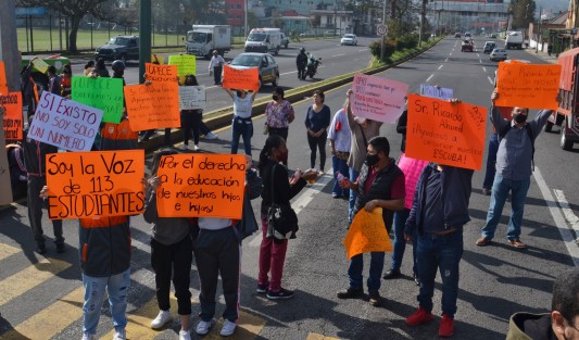 Dijeron estar preocupados por sus hijos, ya que temen se quedarían sin el reconocimiento y validez de los estudios de los alumnos.