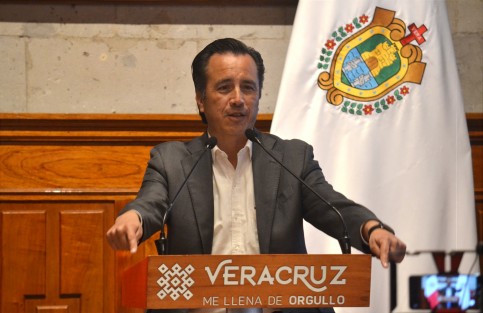 El gobernador Cuitláhuac García recriminó que José Manuel N sea un político intocable, porque tiene amigos influyentes en el Senado. Cuestionó qué intereses siniestros pretenden ocultar los defensores de los presuntos homicidas de René Tovar.