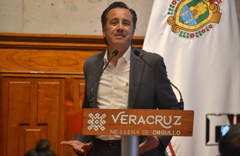 El gobernador Cuitláhuac García recriminó que José Manuel N sea un político intocable, porque tiene amigos influyentes en el Senado. Cuestionó qué intereses siniestros pretenden ocultar los defensores de los presuntos homicidas de René Tovar.