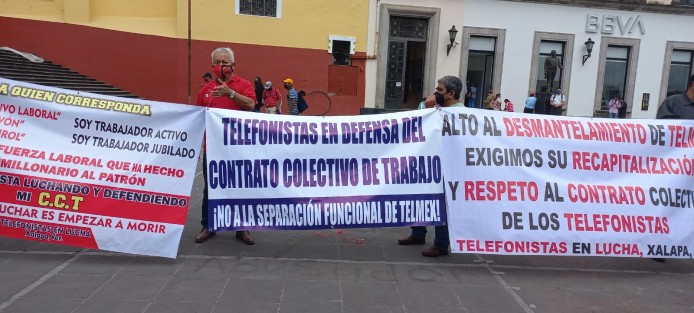 Telefonistas jubilados y en activo protestaron frente a Palacio de Gobierno para denunciar que continúan las violaciones al contrato colectivo de trabajo. 