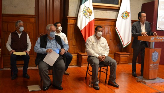  Veracruz dispone de apoyos por 30 mil 517 millones de pesos, sin incluir créditos de la banca privada, para fomentar una agricultura sustentable y con los cuales podría beneficiar 317 mil 686 productores y 900 mil hectáreas, informaron el gobernador Cuitláhuac García Jiménez y el secretario de Desarrollo Agropecuario, Rural y Pesca (SEDARPA), Evaristo Ovando Ramírez. 