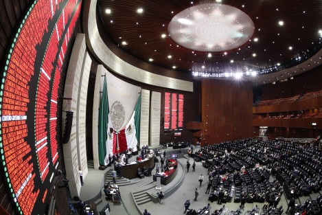 La Cámara de Diputados aprobó, en lo general, con 268 votos a favor y 213 en contra, la iniciativa en materia de propaganda gubernamental, con lo cual servidores públicos podrían difundir la consulta de revocación de mandato. 