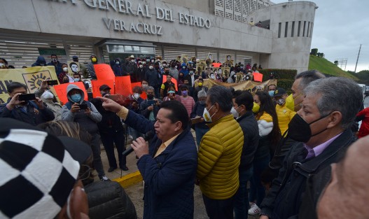 Perredistas se manifestaron frente a la Fiscalía General del Estado para demandar la liberación de Rogelio N.