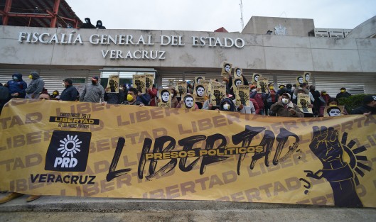 Perredistas se manifestaron frente a la Fiscalía General del Estado para demandar la liberación de Rogelio N.