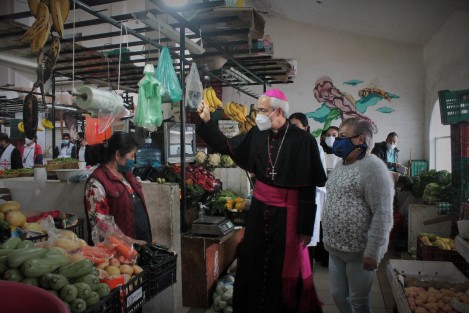 Continuando con sus recorridos por la Arquidiócesis, este sábado el Arzobispo de Xalapa, Jorge Carlos  Patrón Wong, visitó el mercado Alcalde y García, donde bendijo a los locatarios y sus lugares de trabajo. 
