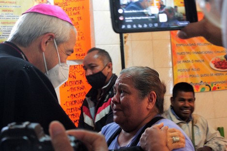 Continuando con sus recorridos por la Arquidiócesis, este sábado el Arzobispo de Xalapa, Jorge Carlos  Patrón Wong, visitó el mercado Alcalde y García, donde bendijo a los locatarios y sus lugares de trabajo. 