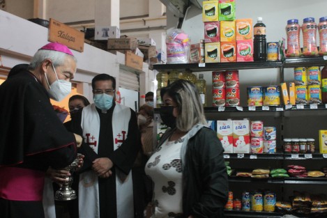 Continuando con sus recorridos por la Arquidiócesis, este sábado el Arzobispo de Xalapa, Jorge Carlos  Patrón Wong, visitó el mercado Alcalde y García, donde bendijo a los locatarios y sus lugares de trabajo. 
