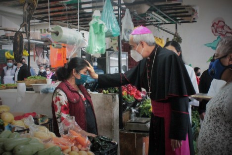 Continuando con sus recorridos por la Arquidiócesis, este sábado el Arzobispo de Xalapa, Jorge Carlos  Patrón Wong, visitó el mercado Alcalde y García, donde bendijo a los locatarios y sus lugares de trabajo. 