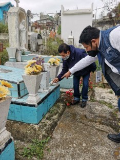 Dicho programa consiste en  invitar a las familias que asisten a visitar a sus seres queridos a los distintos panteones municipales a evitar la proliferación del mosquito trasmisor del dengue, zika y chikungunya.