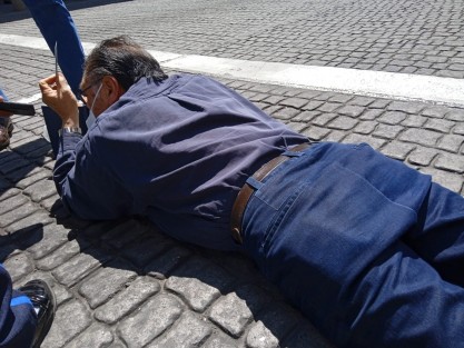 Ciudadano de la tercera edad, se tiró sobre la calle de Enríquez para exigir audiencia con el gobernador Cuitláhuac García. Explicó que la Dirección Estatal de Tránsito le quitó su vehículo y se le complicó poder recuperarlo debido a los altos costos de las multas.