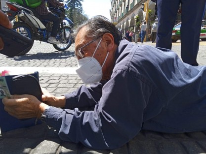 Ciudadano de la tercera edad, se tiró sobre la calle de Enríquez para exigir audiencia con el gobernador Cuitláhuac García. Explicó que la Dirección Estatal de Tránsito le quitó su vehículo y se le complicó poder recuperarlo debido a los altos costos de las multas.