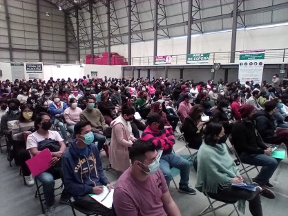 Desde Xalapa señaló que se está vacunando a los jóvenes en las sedes del Gimnasio Omega, en la Torre El Olmo, en la Facultad de Medicina, en el Gimnasio del FOVISSSTE y a partir de mañana también se atenderá en el salón Ejidal El Castillo.