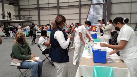 Desde Xalapa señaló que se está vacunando a los jóvenes en las sedes del Gimnasio Omega, en la Torre El Olmo, en la Facultad de Medicina, en el Gimnasio del FOVISSSTE y a partir de mañana también se atenderá en el salón Ejidal El Castillo.