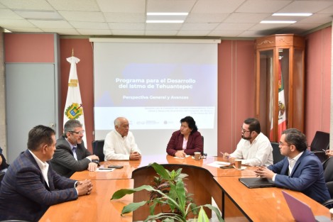 La Comisión Permanente de Corredor Interoceánico, Zonas Libres y Desarrollo Económico de la LXVI Legislatura se reunió con coordinadores del Proyecto del Corredor Interoceánico del Istmo de Tehuantepec (CIIT), así como con autoridades del Poder Ejecutivo estatal, para estudiar los avances del programa y realizar un análisis de las estrategias para el desarrollo de esta región.