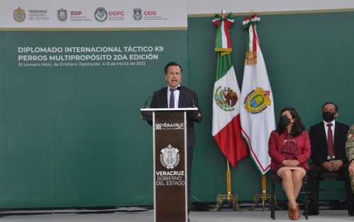 Por segundo año consecutivo, la Secretaría de Seguridad Pública (SSP) imparte el Diplomado Internacional Táctico K9 Perros Multipropósito y ratifica a Veracruz como referente en la formación policial, brindando técnicas de detección de narcóticos, explosivos, búsqueda de personas, guardia y protección, intervenciones terrestres y acuáticas, operaciones aeromóviles y proximidad ciudadana.

