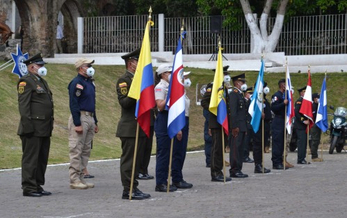 El Centro de Estudios e Investigación en Seguridad (CEIS) albergará a entrenadores y binomios de corporaciones militares y policiales de Colombia, Costa Rica, Ecuador, El Salvador, Guatemala, Panamá y Perú, hasta el 29 de abril y durante 298 horas de aprendizaje sobre crianza selectiva, salud animal, obediencia, detección de aromas, reacción en escenarios de agresión verbal y física, trabajo con fuego real, recuperación de rehenes, operaciones aeromóviles e intervención acuática.

