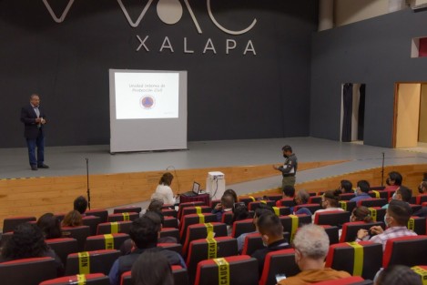 Para saber cómo atender emergencias y prevenir riesgos en el trabajo, funcionarias y funcionarios de las distintas áreas que conforman el Gobierno Municipal asistieron al curso de formación de Unidades Internas de Protección Civil impartido por personal experto del Ayuntamiento. 