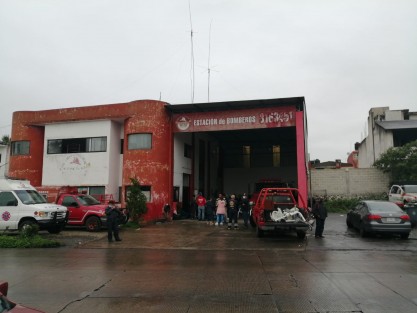 La mañana de este miércoles,l personal de Bomberos de Coatepec, se manifestó y bloquearon la carretera a Xico, justo frente a la estación para indicar su desacuerdo por la destitución del comandante Diego Solano.

