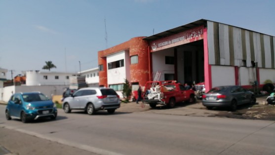 La mañana de este miércoles,l personal de Bomberos de Coatepec, se manifestó y bloquearon la carretera a Xico, justo frente a la estación para indicar su desacuerdo por la destitución del comandante Diego Solano.

