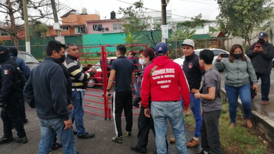 La mañana de este miércoles,l personal de Bomberos de Coatepec, se manifestó y bloquearon la carretera a Xico, justo frente a la estación para indicar su desacuerdo por la destitución del comandante Diego Solano.

