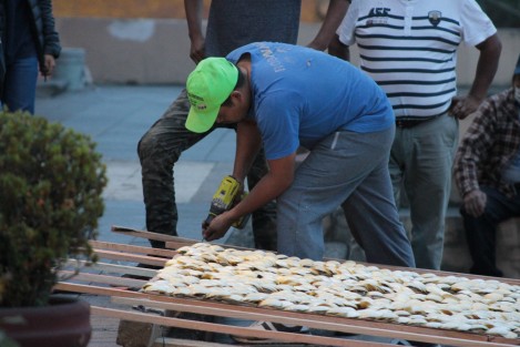 A días de la celebración de la fiesta de San José, la parroquia dedicada a ese santo, y una de las más antiguas de Xalapa se prepara para un festejo aún con restricciones por la contingencia sanitaria. Este miércoles artesanos de Xico elaboraron el arco que decorará la entrada principal. 